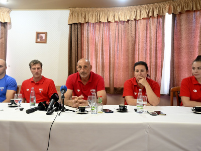 Tréneri reprezentácie vodných pólistov Slovenska Roman Polačik a Karol Bačo mladší s našimi vodnými pólistami pred veľkou výzvou v boji o postup na januárové ME do Izraela!