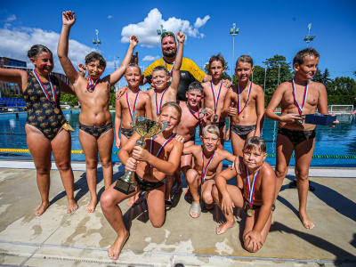 Víťazmi Hornets Cupu 2026 sa v domácom bazéne na Červenej hviezde stali naše mladé vodnopólové nádeje!